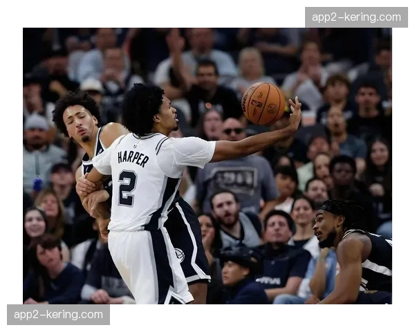 文班亚马高位背打创造空间 马刺进攻体系节奏控制升级